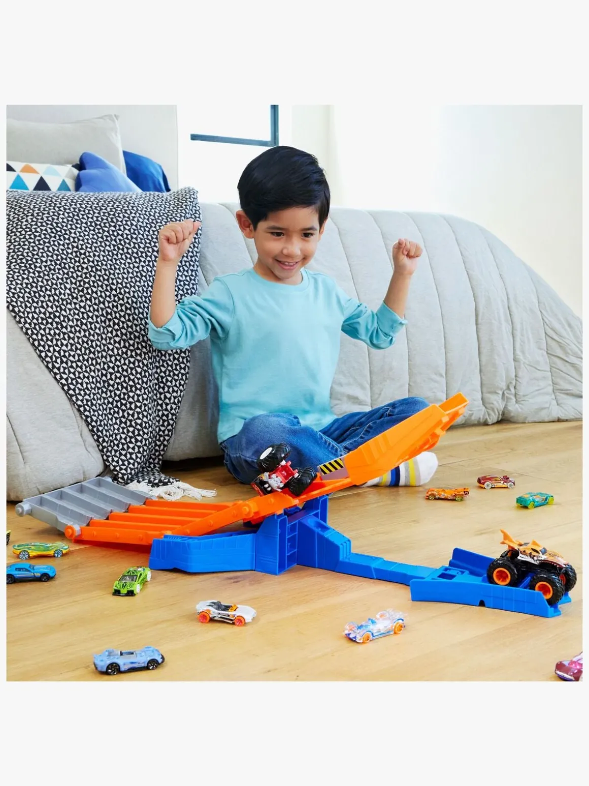 Hot Wheels Monster Trucks Racedown Demolition Racerbane