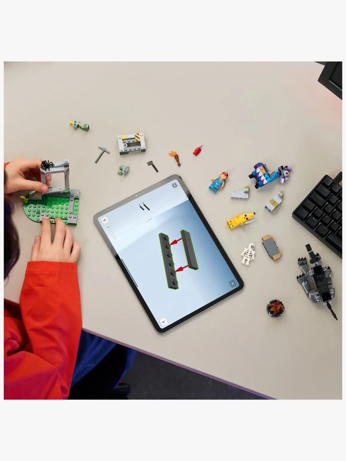 LEGO Fortnite 77075 Peely og Sparkplugs lejr