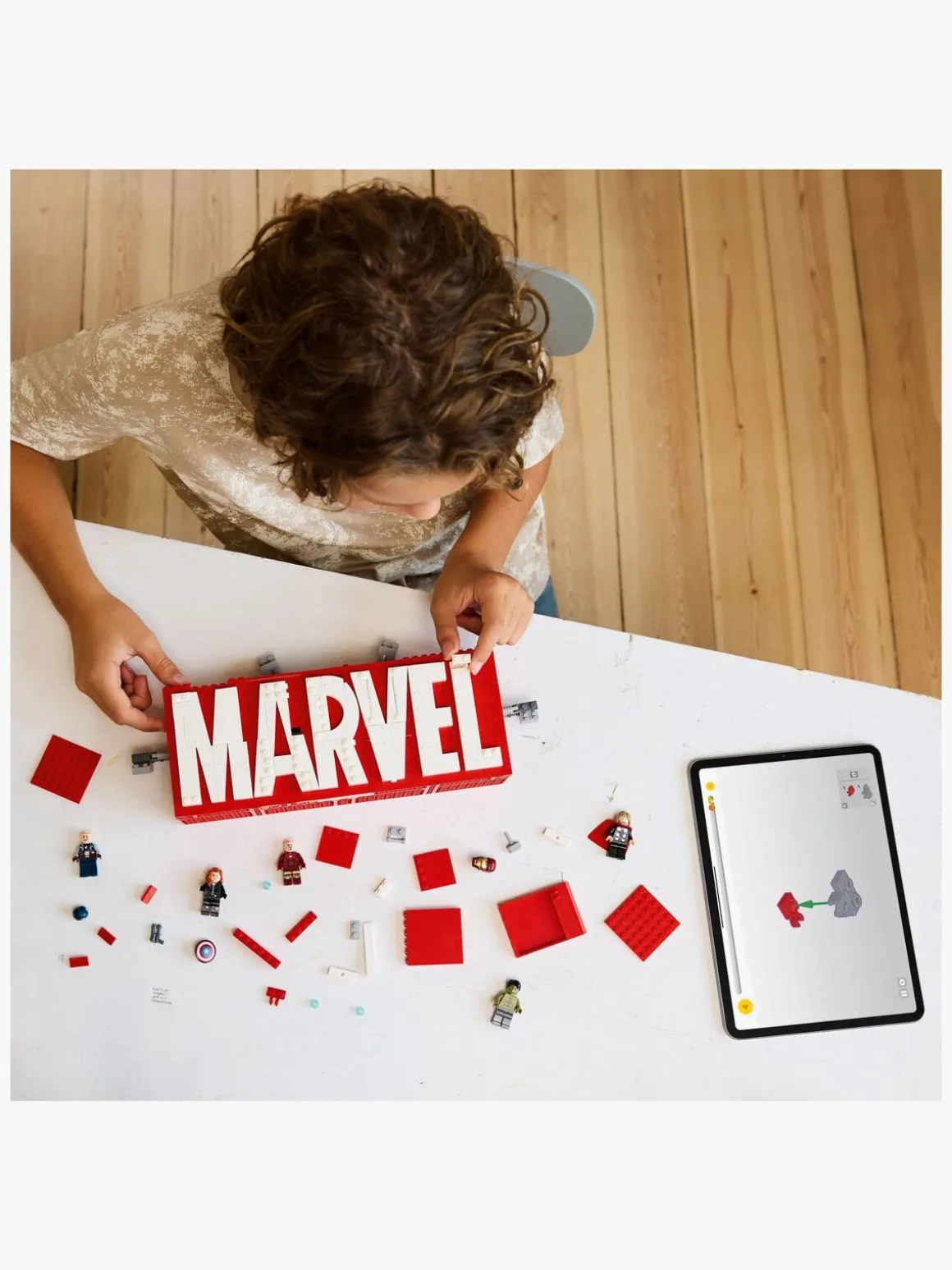 LEGO Super Heroes 76313 MARVEL-logo og minifigurer