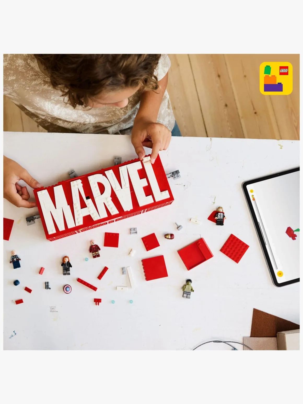 LEGO Super Heroes 76313 MARVEL-logo og minifigurer